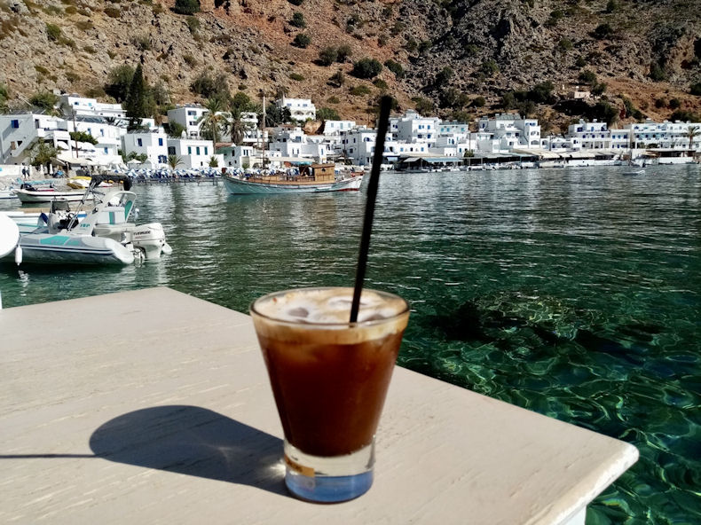 Kafes Kapoutsino Fredo 031023a