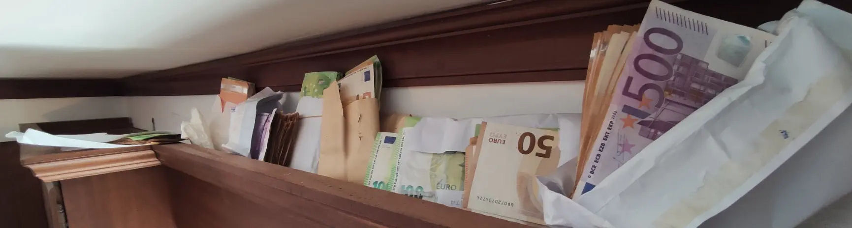 Poleodomia Apates Ekatomyrion Skandalo 200325a